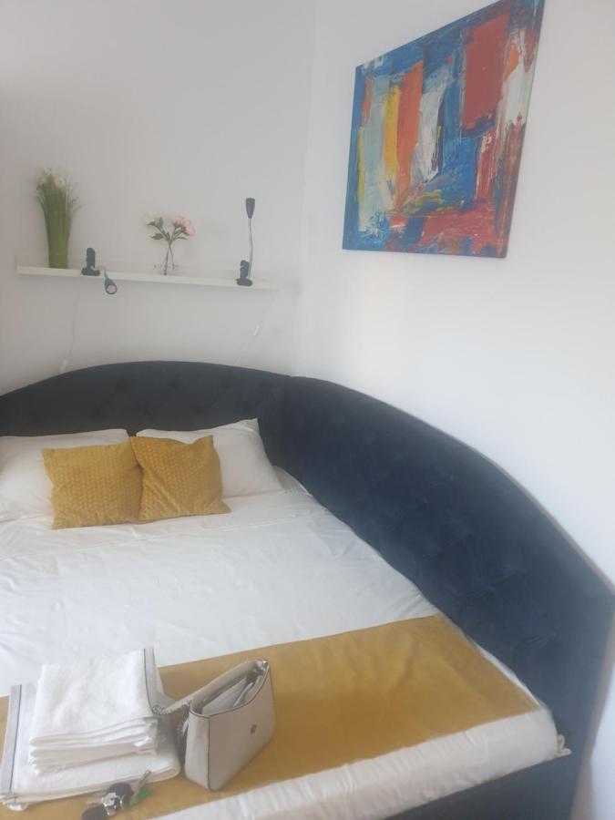 Studio Yellow - Piata Victoriei Bucharest Luaran gambar