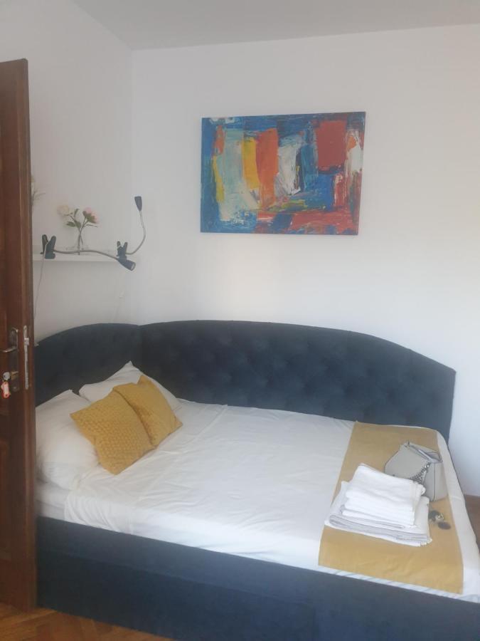 Studio Yellow - Piata Victoriei Bucharest Luaran gambar