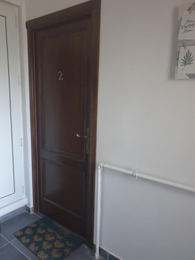 Studio Yellow - Piata Victoriei Bucharest Luaran gambar