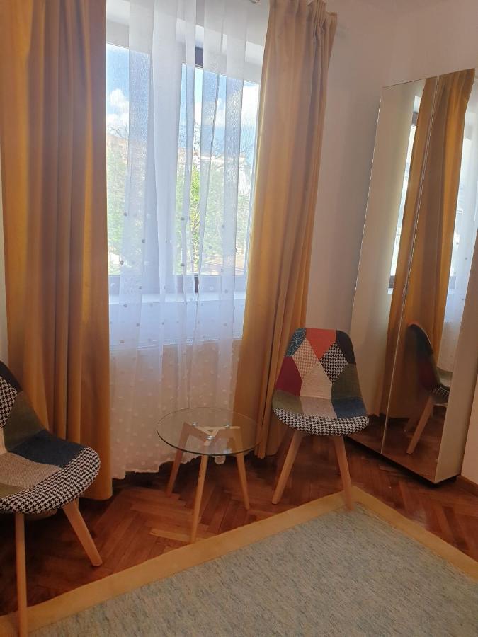 Studio Yellow - Piata Victoriei Bucharest Luaran gambar
