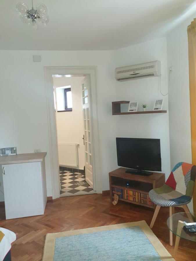 Studio Yellow - Piata Victoriei Bucharest Luaran gambar